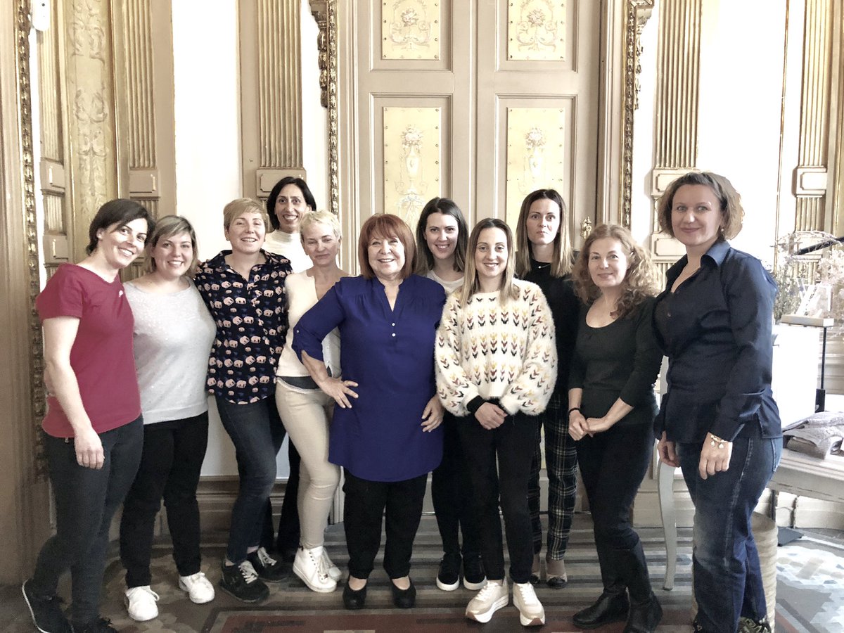 Enhorabuena a todas las participantes de la primera edición de la formación exclusiva de <a href="/consuelosilveir/">Consuelo Silveira EP</a> con la colaboración de <a href="/ScensEsp/">SCENS ESPAÑA</a> <a href="/beautymarket_es/">beautymarket.es</a> <a href="/SalonLook_/">Salon Look</a>