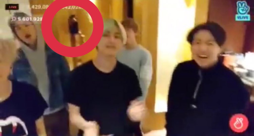 iLzDs652Cl8fhzQ's tweet image. Vラでバンタンが泊まっているときホテル名をARMY同士で調べて教えるのはやめませんか？

それ、個人情報ですよ？知っていますか？

バンタンが帰国したあとならまだしも、せっかく日本でVラ配信再開したのにまたしてもらえなくなるのは
嫌です。

#armyout
#VLIVE 
#プライバシー
#個人情報