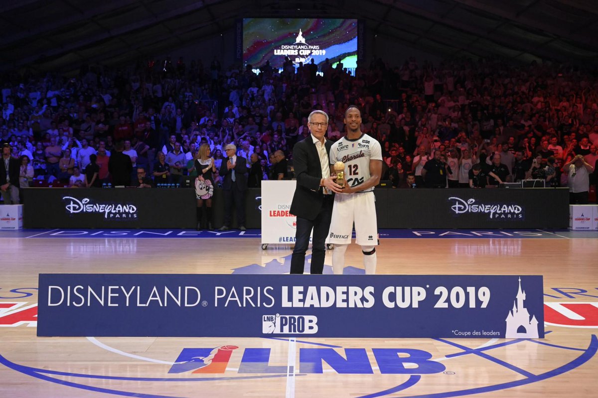 Félicitations à la <a href="/ChoraleRoanne/">Chorale Roanne Basket</a> pour sa victoire et son 2ème trophée en #LeadersCup #prob
Et bravo à David Jackson pour son titre de MVP de la finale 👏