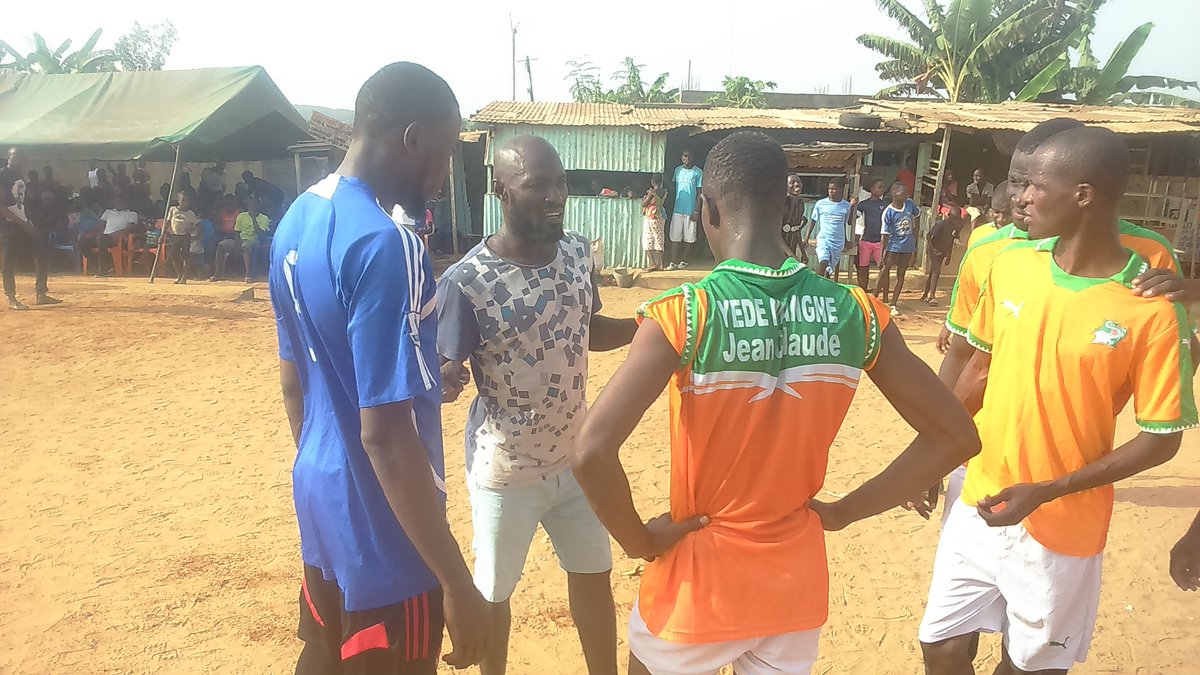 kaberu_tairu's tweet photo. Festivités de 1 ans de #daboumabellecite 
1er Match: FC Faya vs Communauté Attecoube,  les instructions de l'arbitre avant le coup d'envoi
#opartage #Ubuntu 
@cyriacgbogou @fyouzan @diakite_famori @SelouBah @Joel_nicaise @MichelleYao18 @TraoreS20617673 @IdrissQuoudouss https://t.co/jMRinxAYvp