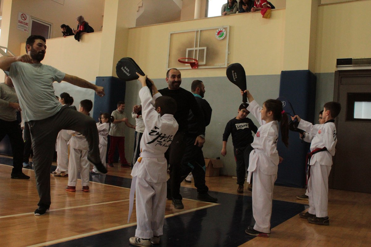 kepezbelediyesp's tweet photo. "Eyvah Ringte Babam Var" etkinliğinden kareler...
#kepezbelediyesporkulübü #kepezbelediyespor #kepezbelediyesi #spor #baba #çocuk #Taekwondo #kepez #kışsporokulu #eyvah #ringte #babam #var
@HTutuncu @unluogluahmet https://t.co/91BEHR9WPJ