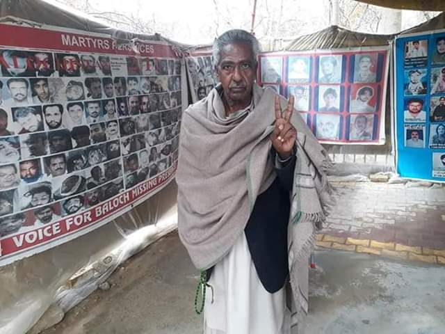 TalhaMomand's tweet photo. ماما قدیر بلوچ اور خواتین اتنی سخت سردی میں میسنگ پرسن کے کیمپ میں بیٹھے ہوے ھیں.
نوٹ. کیمپ کا اج  3499 واں دن ھے @QadeerMama @MehranMarri @BBugti @hyrbyair_marri @TarekFatah @BushraGohar @Palwasha_Abbas @s_jafarshah @Khadimhussain4 @bashir_matta @sakhtarmengal @UNHumanRights https://t.co/y3DN5otB6s