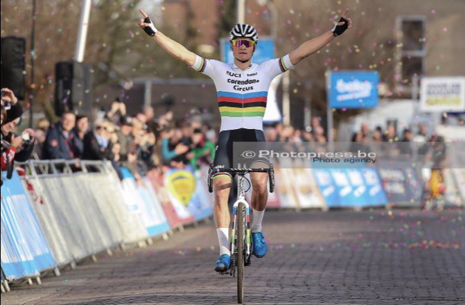 En dat is nummer 32 dit seizoen. Mathieu pakt de overwinning in Hulst. Proficiat Mathieu!