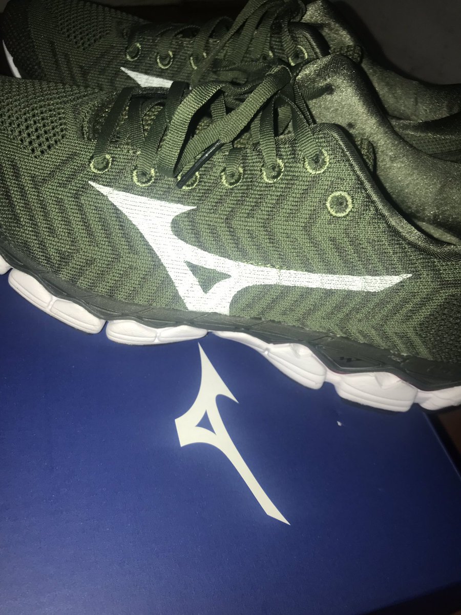 Thank you so much @MizunoNetball for my new running trainers 😀😀. They are so comfortable and light. They are AMAZING!!!!!😍😍