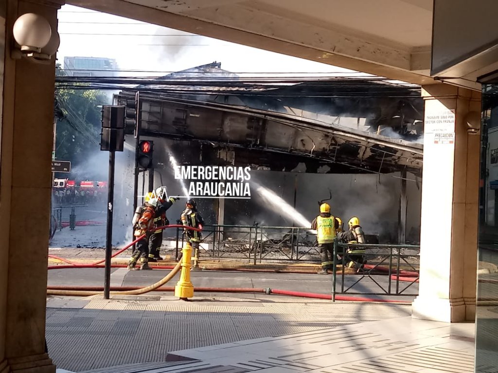 VasquezHerargem's tweet photo. Cuerpo de Bomberos #Temuco 🚒Q-1, 🚒B-2, 🚒B-3, 🚒Z-13, 🚒B-5, B-4, 🚑S-8 Trabajando en Segunda alarma de incendio por fuego en notaría Alarcón de calle Bello esquina Bulnes. https://t.co/ZzwYwMoUA4