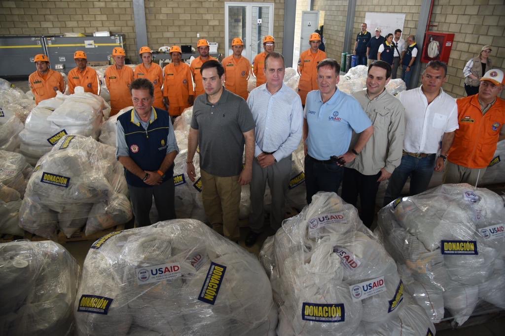 ObeysserPrada's tweet photo. #Frontera Senador @marcorubio se encuentra en centro de acopio Tienditas, en donde se almacena la #AyudaHumanitaria para #Venezuela a través de @USAID “Tenemos más de 300 toneladas de alimentos y medicamentos listos para ser entregados al pueblo” #17Feb @ReporteYa https://t.co/Nln2n8q910