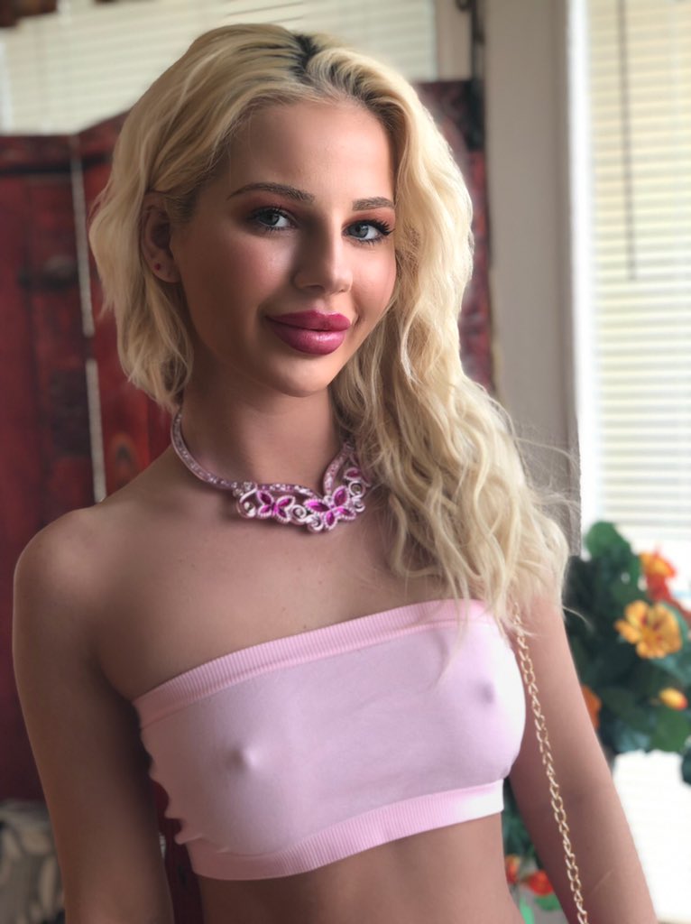 altasmoking's tweet image. To innocent to smoke, but she will bust your nut! @XXXBellaRose New Theme Fetish Site Coming May 2019. Stay tuned...