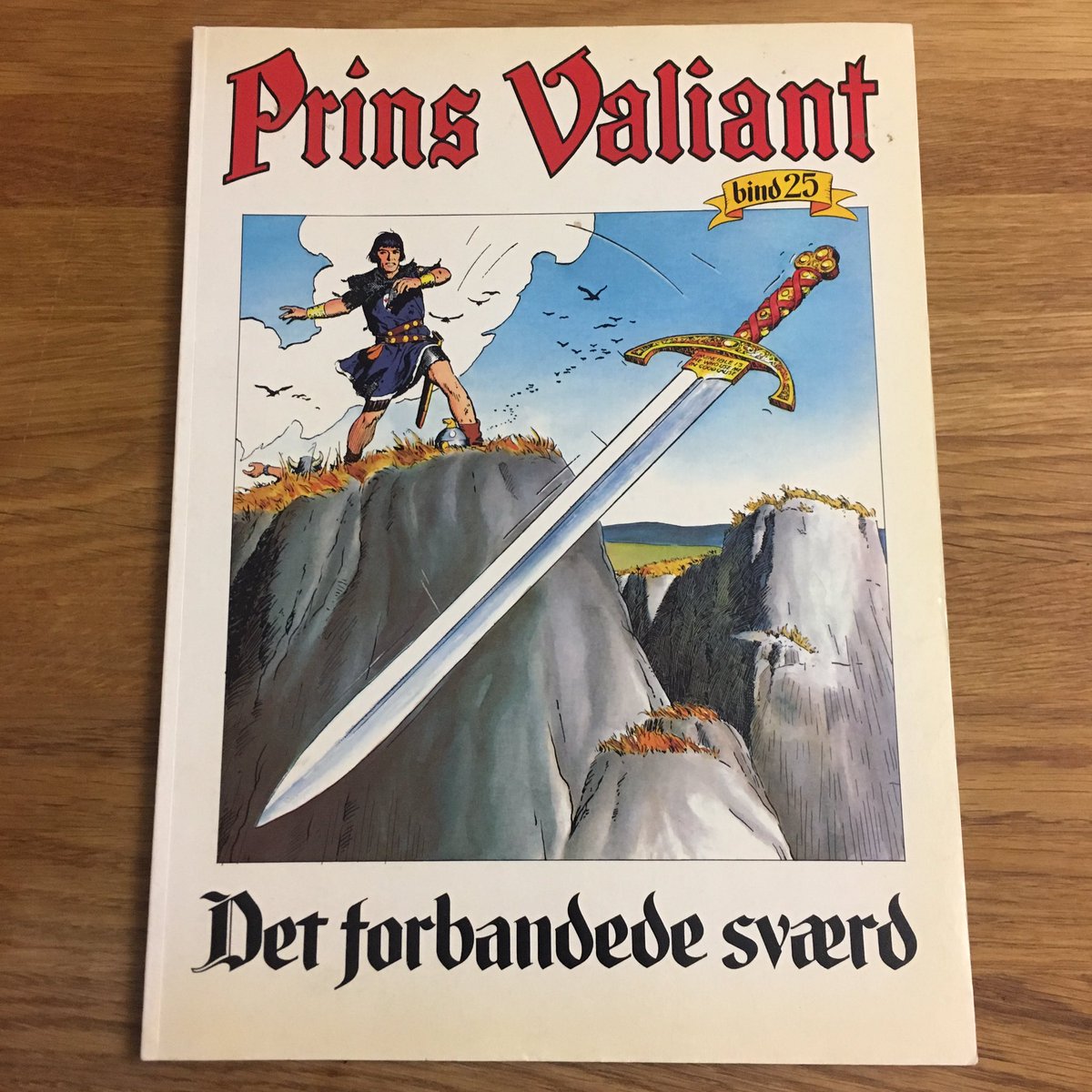 larscopenhagen's tweet photo. 8/8 #prinsvaliant Det forbandede sværd af #halfoster Den første af de store albums i serien med den fantastiske farvelægning, var allerede kæmpe fan af de gamle albums, men den nye serie var en åbenbaring! #mine7frafantask #fantask #hvadsamlerdupå #samler #tegneserier https://t.co/ViGedoIlSA