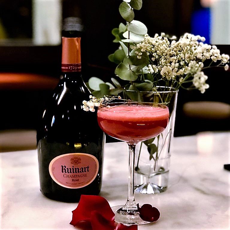 SoyKitchenMad's tweet photo. Porque para tomarte un gran #Cocktail, no necesitas estar enamorado... o tal vez, sí.
#KillMeSlowly #Coctelería #SoyKitchen #RestaurantesMadrid #Foodie https://t.co/XhQfvTLjyW
