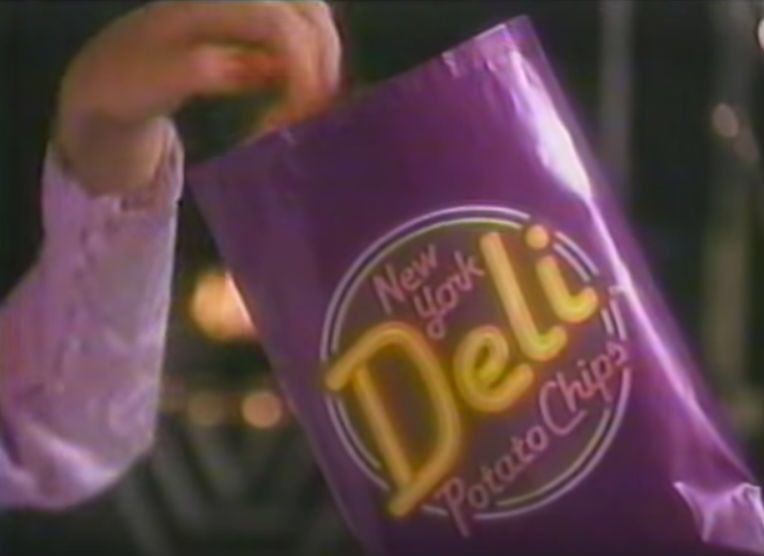 FtguPodcast's tweet photo. We can talk about potato chip bag designs that knocked it out of the park or I can just show you a picture. #design #veryattractive https://t.co/kOlrNyUyKy