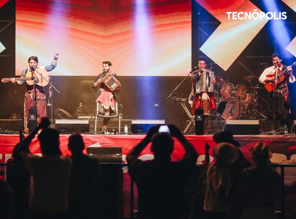 TecnopolisArg's tweet photo. ¡Así comienza el Gran día del #Chamamé! 🎉
En el escenario suena @MartinezRiera y el público ya comienza a bailar.
Luego llega #TiloEscobar, #GrupoTupá y #LosAlonsitos
Seguilos en #Vivo por nuestro canal de #youtube 👉 https://t.co/T9nRLP2DXL o #FacebookLive https://t.co/mXt1hSTbp9