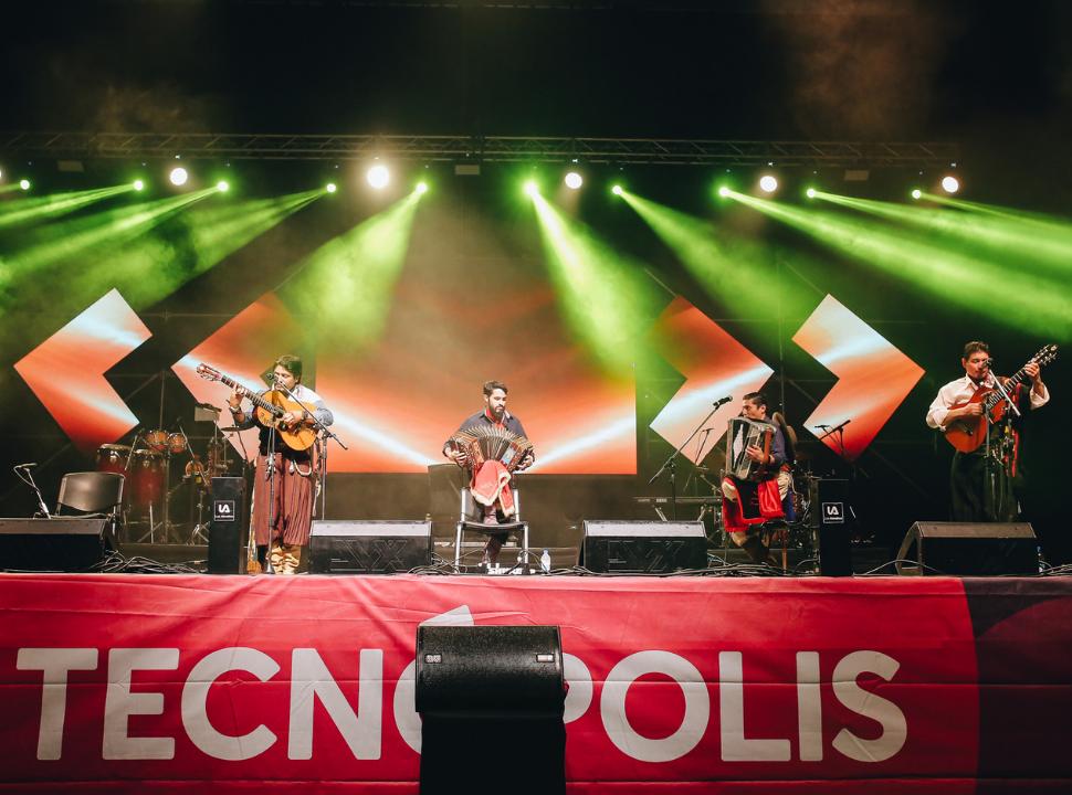 TecnopolisArg's tweet photo. ¡Así comienza el Gran día del #Chamamé! 🎉
En el escenario suena @MartinezRiera y el público ya comienza a bailar.
Luego llega #TiloEscobar, #GrupoTupá y #LosAlonsitos
Seguilos en #Vivo por nuestro canal de #youtube 👉 https://t.co/T9nRLP2DXL o #FacebookLive https://t.co/mXt1hSTbp9