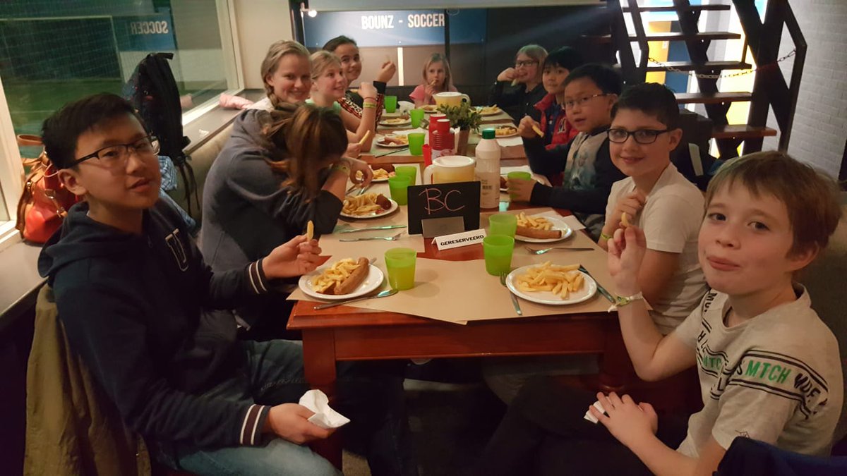 "Vet. Leuk. Sportief. Leuk x 10. Gaaf. Actief. En lekkere frietjes😃😃😃" aldus de mening vd kids die mee zijn gegaan...
Er is ook nog een uur gebounced( trampoline springen red.).
Moe en voldoen huiswaarts gekeerd😃