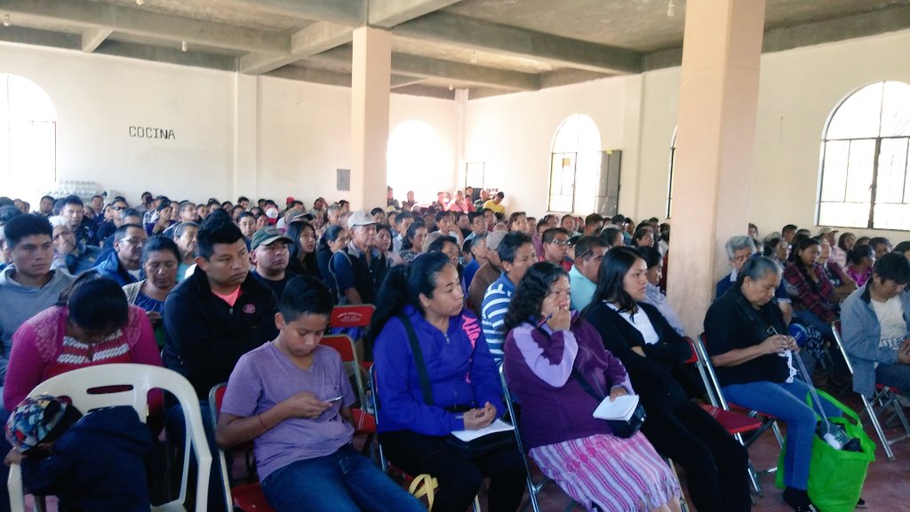 Abogado_Reyes's tweet photo. Un gusto Conversar esta mañana con mis amig@s de la Colonia "Los Ángeles", Pueblo Nuevo, Centro Oaxaca,a quienes reafirme mi compromiso de seguir trabajando juntos,con la finalidad de buscar mejoras a su calidad de vida; #JuntosAvanzamos!!! https://t.co/w85hQUjem1