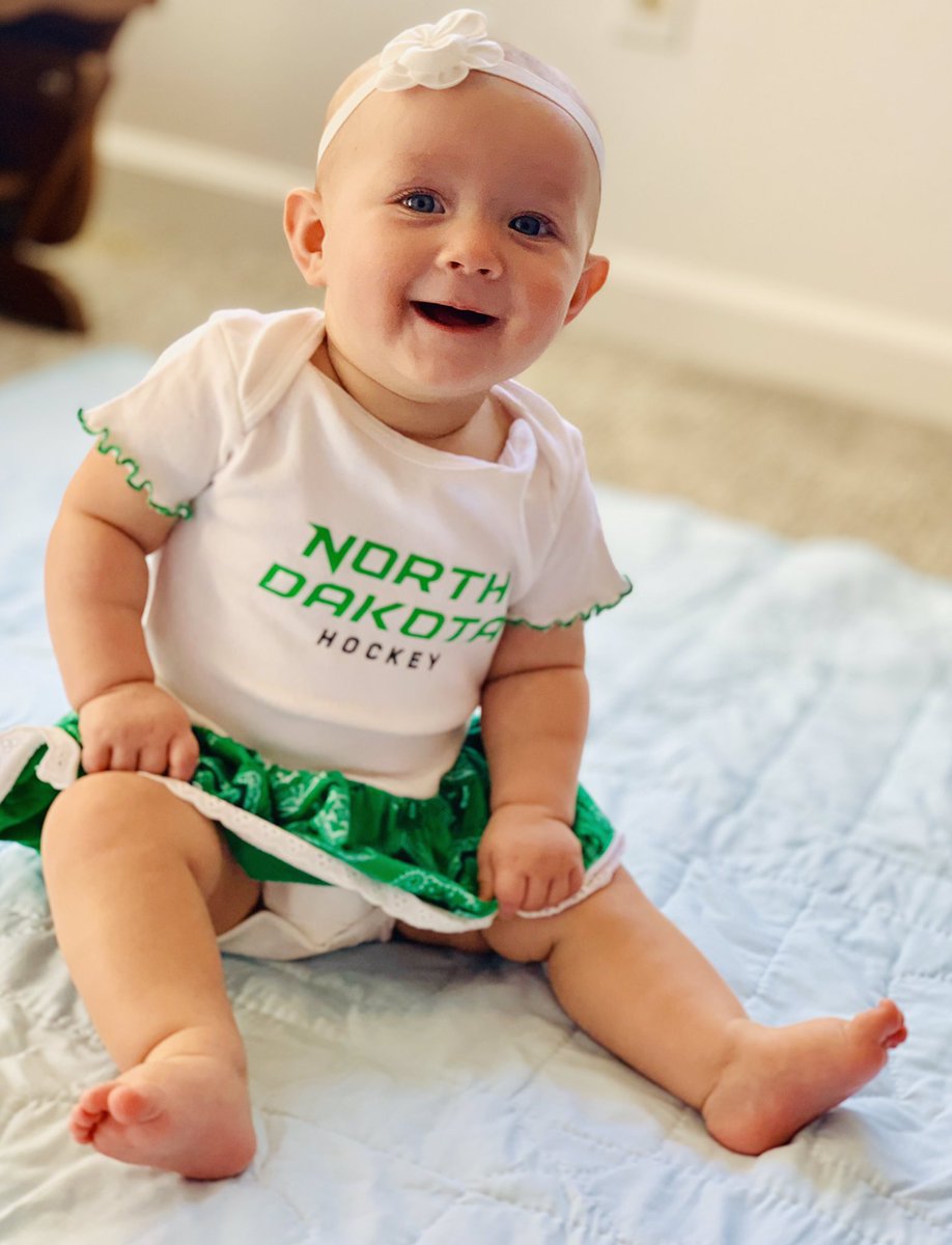 Check out this cutie -she ❤️’s our Sioux!!! Go get’em tonight!! <a href="/UNDmhockey/">North Dakota Hockey</a> #UNDproud