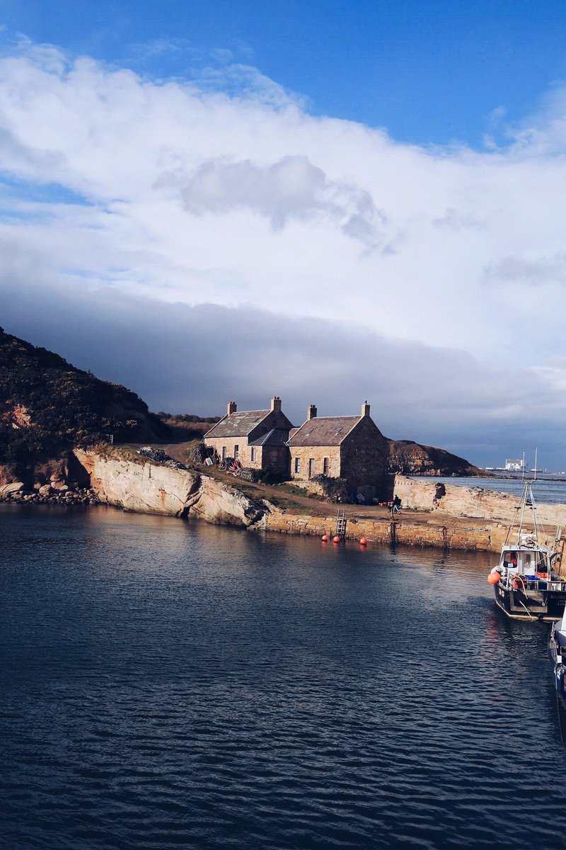 DeliaR_T's tweet photo. Cove Harbour today, glorious @VisitScotland  @TheScotsman @BBCScotWeather @scotland @YourScotBorders @TheScotRev @UndisScot https://t.co/kFDySIfejl