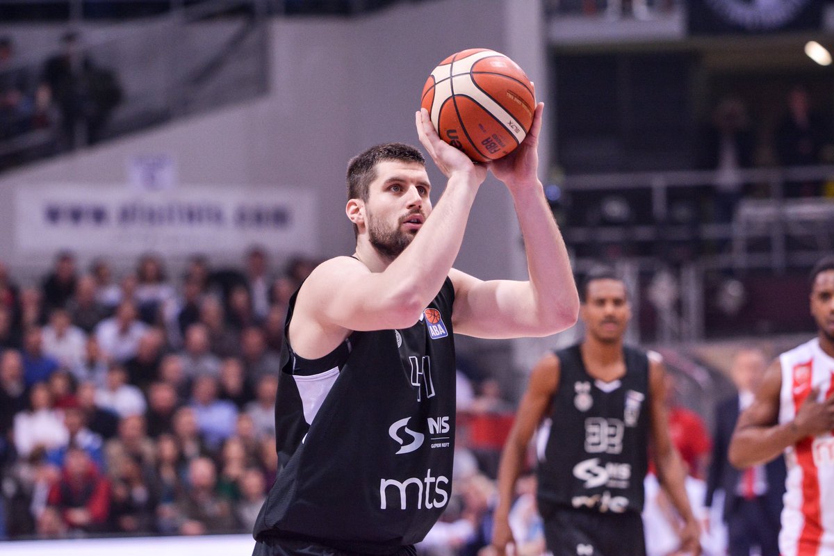 PartizanBC's tweet photo. "Žućkova levica" je crno-bela!
U finalu, #KKPartizan - @kkcrvenazvezda 76:74
Bravo momci!!! 👏👏👏⚫️⚪️
#KupKorac https://t.co/61R8dMVGpd