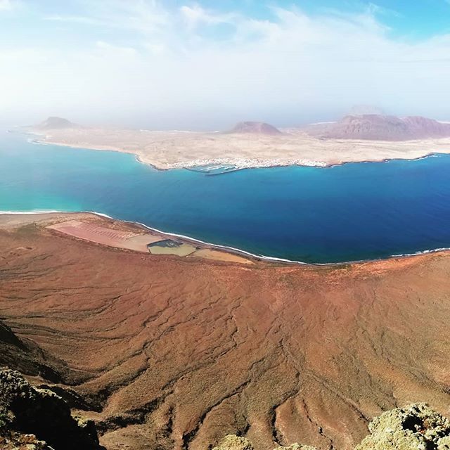 CaenRagestorm's tweet photo. What a view today 👀📷
#lanzarote #canarias #spain #miradordelrio #view #viewpoint #nature #naturephotography #photo #photograhy #sunny #trip #ocean #island #summerinwinter #brightday #exploring #explore #doingwhatIlike #traveling #travelwithcaen #caen… https://t.co/Wj8iFTQV3t https://t.co/Kx3YN2UhEy