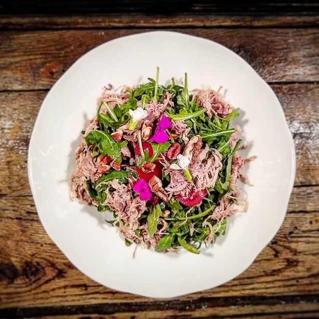 Our delicious Pulled Duck Salad. A beautiful tribute to this in-between season. 
The most courageous of you can even come have a hot cup of our Italian chocolate or coffee specialties and enjoy the sun rays in the garden.