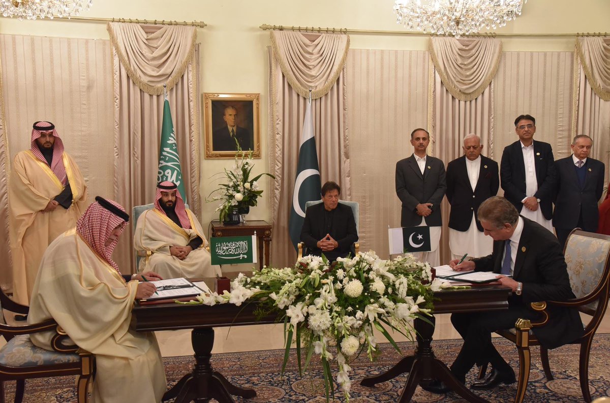 GovtofPakistan's tweet photo. Prime Minister Imran Khan and HRH Crown Prince Mohammed bin Salman witnessing the signing of MoUs at Islamabad. 🇵🇰🇸🇦
#CrownPrincePakistanVisit #InvestInPakistan https://t.co/tX72XP6huf