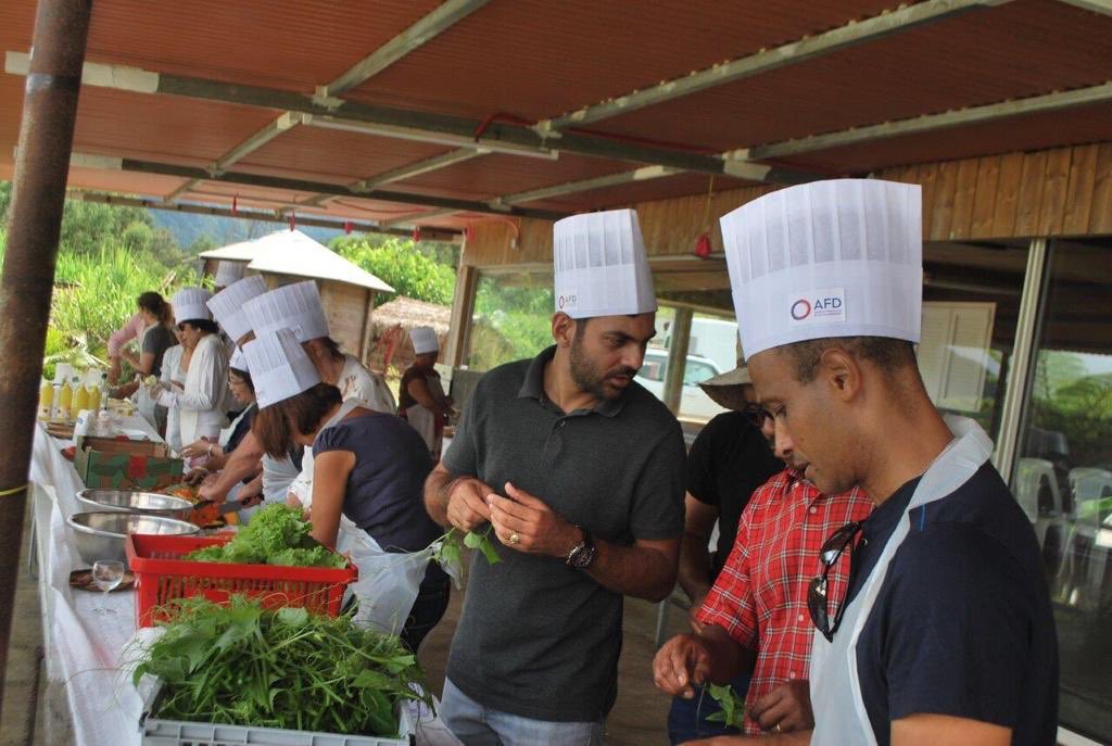VirginieDelisee's tweet photo. Un joyeux team cooking à l occasion du séminaire agence de La Réunion @AFD_France pour bien démarrer 2019 et accompagner le changements.Produits "pei" et cuisine "lontan" à l honneur dans les Hauts réunionnais ! #liensocial Bravo à l équipe de La Réunion ! https://t.co/5XA4mudxwD