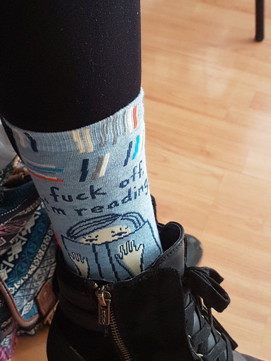 gerasr99's tweet image. Ayer en la escuela, mi compañera lleva los pinches calcetines más perfectos de mundo. Quiero unos 
#FuckoffImreading #escueladeescritores