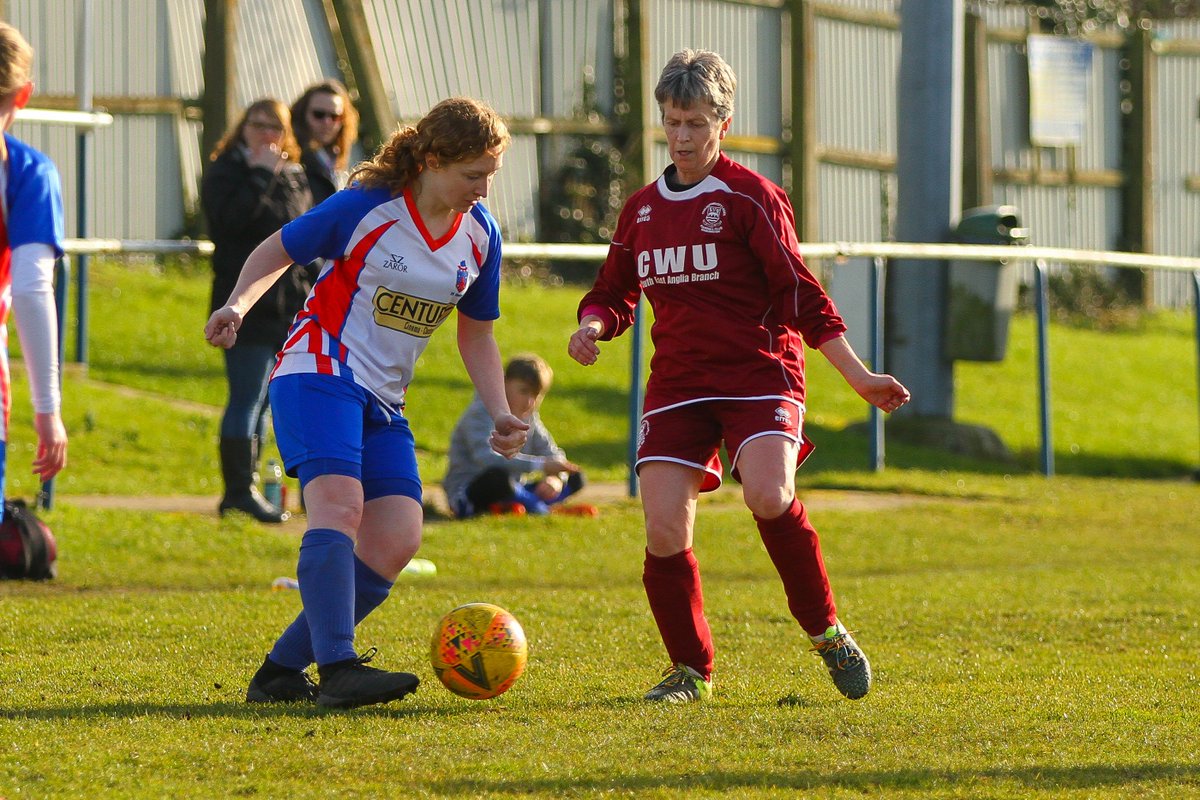 Dawn Barnard MBE playing in claret for Chelmsford City LFC today and every week. Dawn is in her fifties and founded @Claretladies in 1986. She is fantastic role model for the women's game. @WomenSportTrust @Womeninsport_uk @SheKicksdotnet @SentHerForward @JacquiOatley