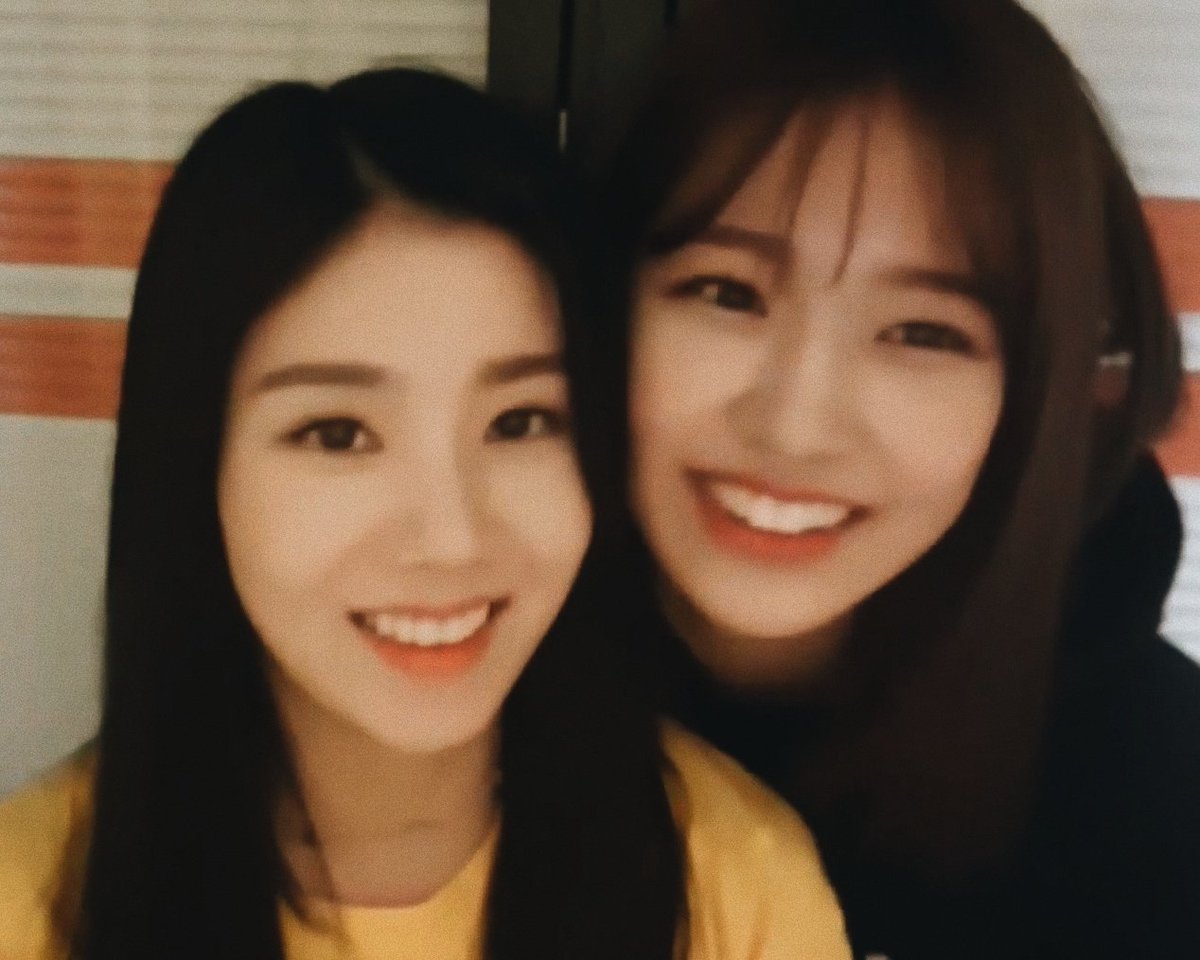 2kimspace's tweet photo. 🐰🐇

#아이즈원 #유진 #은비 
#yujin #eunbi #eunjin #yunbi https://t.co/mGOFOZk0nu