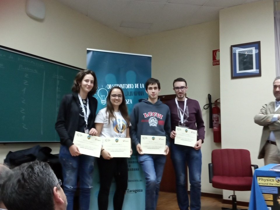 Ibercivis's tweet photo. Entrega de premios #physicaton @Ciencias_Unizar equipo revelación ¡Enhorabuena! https://t.co/lefaY4qw9y