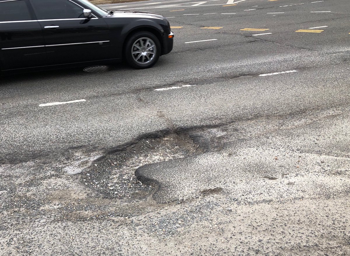 bstarrels's tweet photo. Potholes. Some called in over three weeks ago. #allwards https://t.co/PuTVLk7vUL