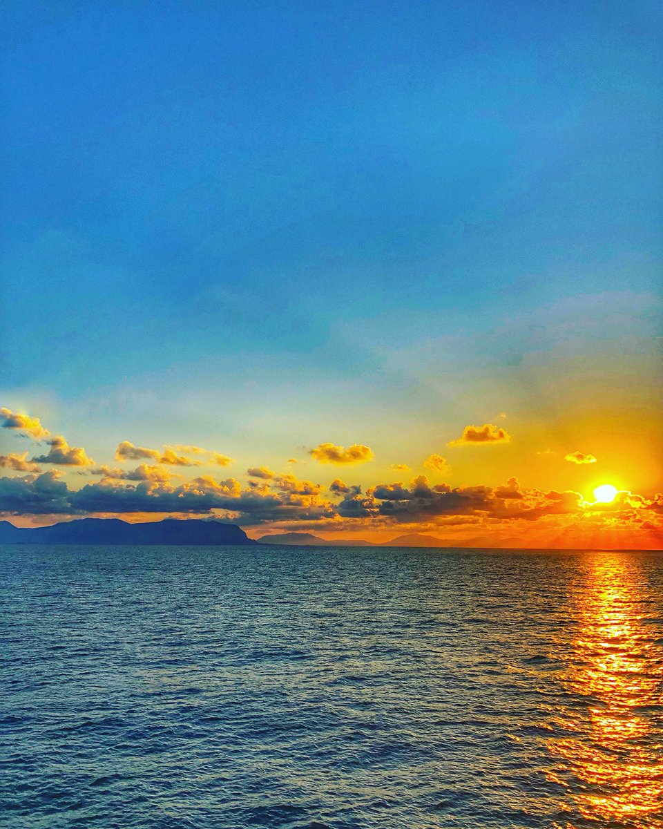 In ogni istante i colori cambiano e sfumano, le nuvole appaiono e scompaiono, il cielo arrossisce e ad ogni minuto che passa diventa  più cupo. Nessun tramonto è uguale ad un altro ed ogni giorno possiamo godere di una bellezza diversa ma fantastica #tramonti #sunset #sicilia