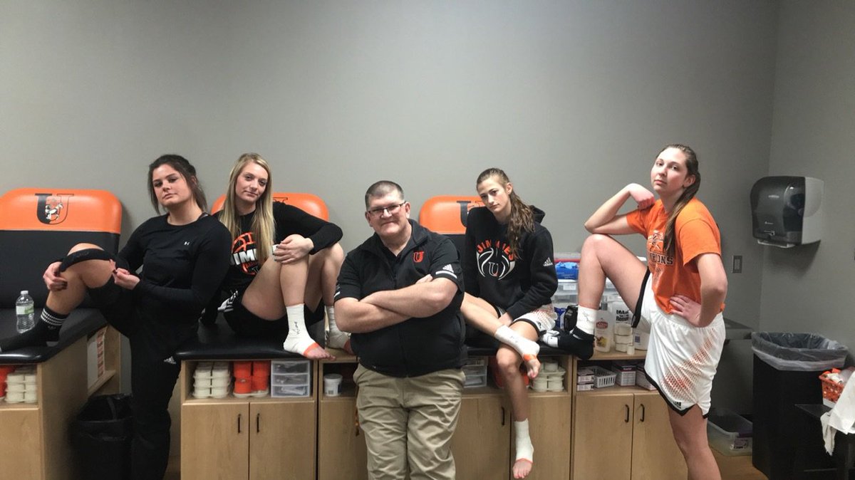 GeneCrabtree12's tweet photo. Seniors ready for battle! #seniorday #jimmiewbb https://t.co/l0oAEhpFes