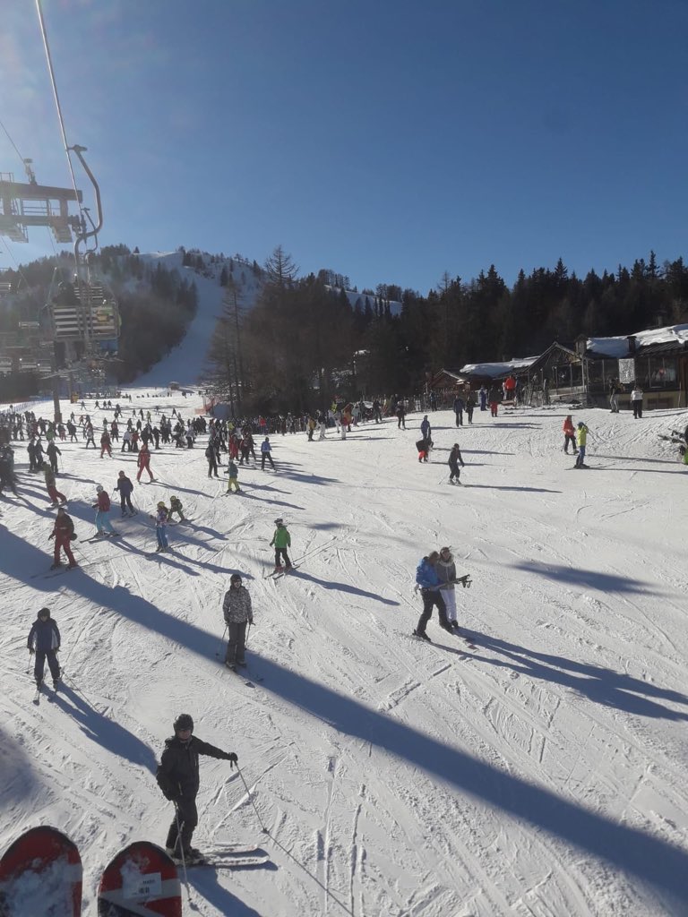 gabbot_SkiTrip's tweet photo. Day 1 Dramas (kit mix up/lost lift passes/forgotten goggles etc.) over with! Breath and relax..... All in all a success day with some stunning views, spectacular beginner fails, and only four courses for dinner!! Early night, ready to do it all over again tomorrow... #SNOLO https://t.co/C89VCJxuXg