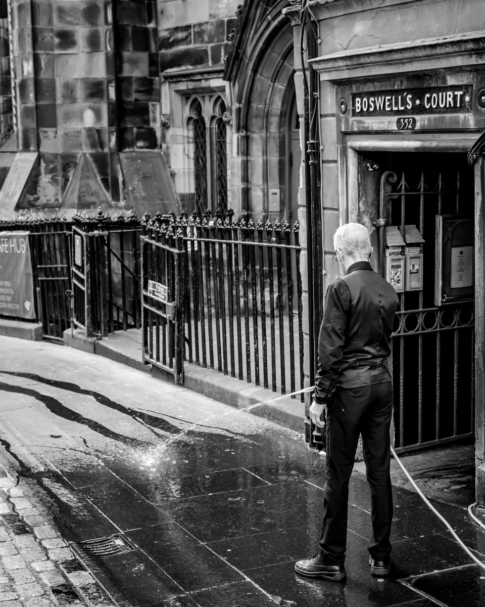 de53en's tweet photo. Watering pavement slabs
#streetphotography #nikonians #nikond750 #street #oldtown #boswellscourt #witchery #restaurant #preparation #cleaning #watercleaning #washing #royalmilecloses #edinburgh #tour #documentary #documentaryphotography #blackandwhite #blackandwhitephotography https://t.co/7WvtEYqWxv