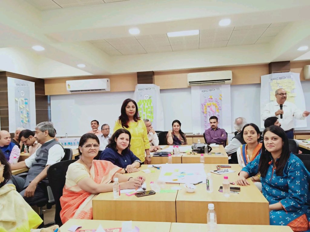 Dimas_Agudo's tweet photo. En @coolrapsodia estamos muy 😊😊 d la 📷📷 q nos llegan dsd Bombay (🇮🇳) dnd nuestro amigo y colega el Dr Carlos Rodríguez ha impartido un workshop "The Faculty I want to be:redesigning ME towards my ideal Self" dnd docentes universitarios &amp;catedráticos 💪👌🏽con @LetsFlowCool https://t.co/ZqxutyHsCV