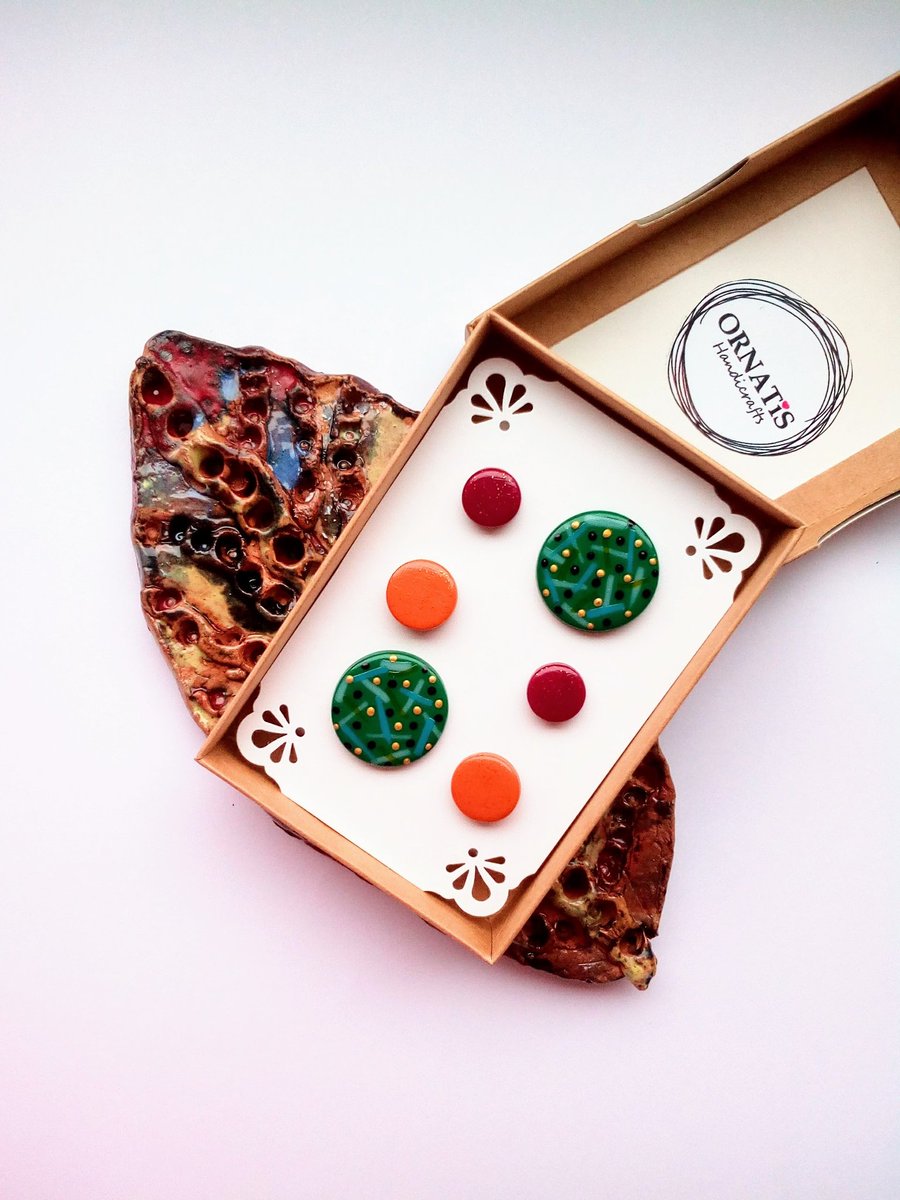 Dots, dots, dots... I can already smell the spring. 
.
etsy.com/listing/669294…
.
#Earrings #etsy #dots #colours #studpack #80sstyle #handmade