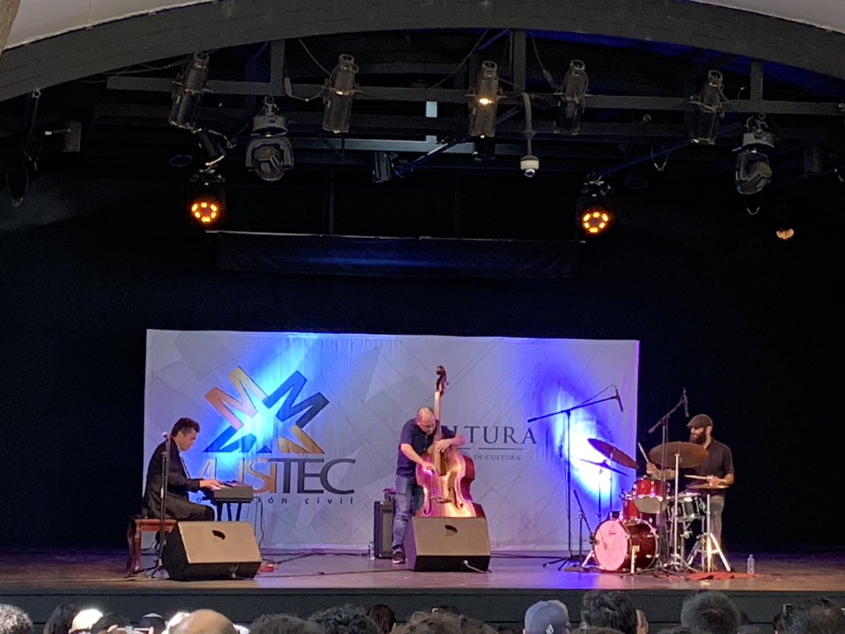 le_giovas's tweet image. Después de mucho seguirlo, por fin estoy viendo a @alexmercadojazz en la @CasadelLago #osom @_Laclau @julioastillero @cultura_mx