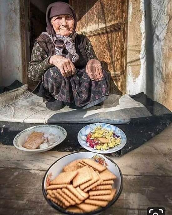 Sobasına odun atmadan önce,odunu  2 kere kovanın kenarına vuran teyzeye bunu niçin yaptığını sorduğumda; "Böcek falan varsa, düşsün de yanmasın diye oğlum!" cevabını verdi.böylesi naif bir milletten yeni doğmuş kedinin gözlerini maket bıçağı ile oyan bir nesil nasıl meydana geldi