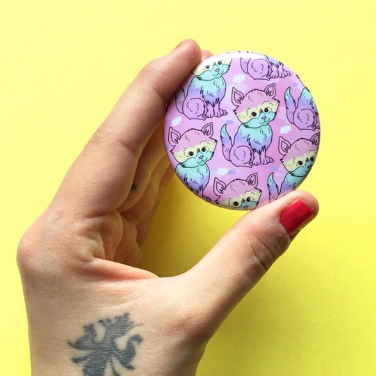 lovegemsville's tweet photo. Rainbow Cat has been restocked 🙌🏻
Shop the collection 👉🏻https://t.co/BEJyUCCoC6
#crafthour #craftbuzz #shopindie #etsy #etsyseller #rainbow #colourful #rainbowcat #cat #necklace #pocketmirror #gifts #patches #catpatch #catpin #handmade #cutegifts #illustration #catlover https://t.co/fqLWV2Jnmi