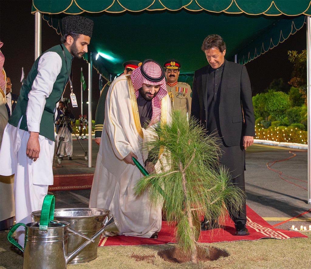 InsafPK's tweet photo. Crown Prince Muhammad Bin Salman Plants a tree along with Prime Minister Imran Khan, upon his arrival at Prime Minister house, Islamabad 🇸🇦🇵🇰 #CrownPrinceinPakistan https://t.co/C5Nl3JC7VI