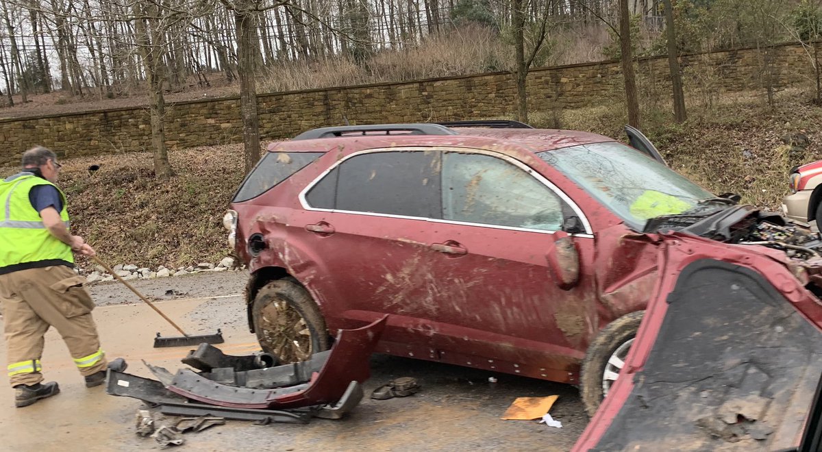 joeimel's tweet photo. Traffic is moving slowly as a wreck on Morgantown Rd. just before Briggs Hill is cleaned up. @WarrenCoSO is handling traffic control right now. Barren River VFD units still on scene. https://t.co/4SEc221nhj