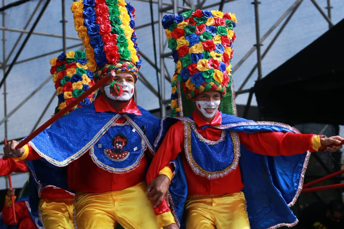 Carnaval_SA's tweet photo. "Óyeme 'Nito' Montaño yo nunca te olvidaré, siempre te recordaré"🎶❤️💚💛 Con un homenaje al gran Garabato Rafael Montaño del @cipotegarabato, la Danza del Toro Cimarrón de Rebolo se robó los aplausos en la #FiestaDeDanzas. #QuienLoViveEsQuienLoGoza 🎊 https://t.co/aaWpUFelTD