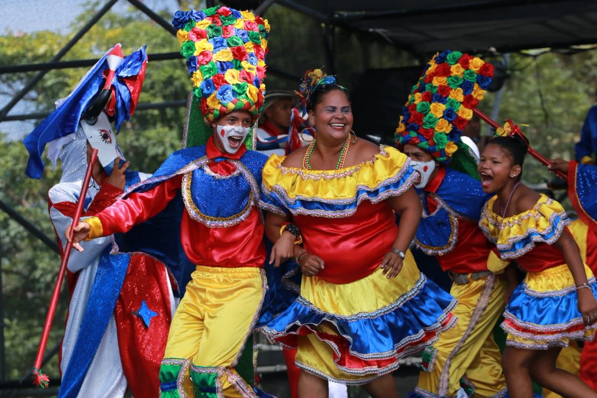 Carnaval_SA's tweet photo. "Óyeme 'Nito' Montaño yo nunca te olvidaré, siempre te recordaré"🎶❤️💚💛 Con un homenaje al gran Garabato Rafael Montaño del @cipotegarabato, la Danza del Toro Cimarrón de Rebolo se robó los aplausos en la #FiestaDeDanzas. #QuienLoViveEsQuienLoGoza 🎊 https://t.co/aaWpUFelTD