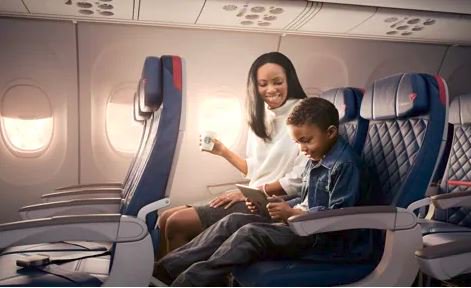 GriggsBrandon's tweet photo. Delta's promotional photos show lots of empty seats and elbow room on their planes, JUST LIKE IN REAL LIFE #airtravel #truthinads #whatmiddleseat https://t.co/eeXISB414s