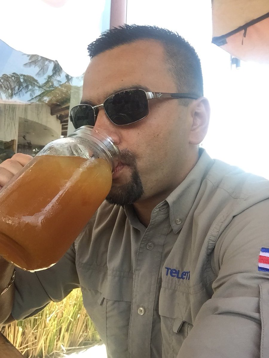 FelipeCastroAr's tweet photo. Refrescándome antes de la transmisión por @TeleticaTD7 ... Nos vemos partir de las 2:45, porque en Teletica ya casi estamos en la cancha ✌🏼 https://t.co/aJlAAfeOwa