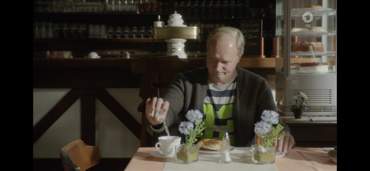 jcom_ch's tweet photo. Das ausgewogene Frühstück by #Tatort : ein Kaffee, ein Tee, ein Schnaps, ein Croissant https://t.co/I4tDRfrDnt