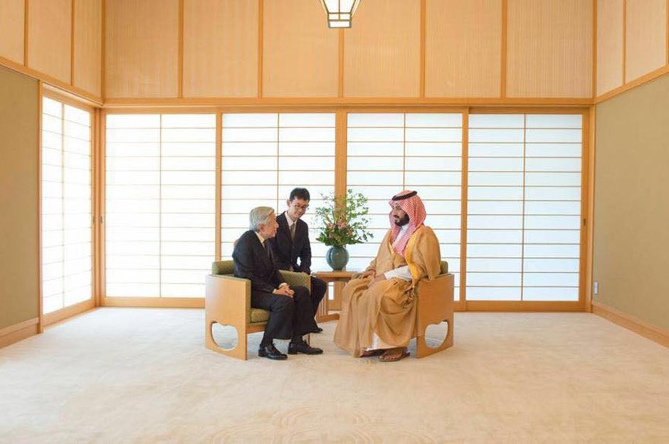 Habibies's tweet photo. Saudi #CrownPrince arrived in #Japan with 10 plane loads of staff &amp; luxury goods for personal use. Meanwhile Japan's Emperor met him in an empty room in the simplest of settings,giving a message to #MBS that greatness lies in knowledge/higher values, not in ugly display of wealth https://t.co/dBkIiTjKjq