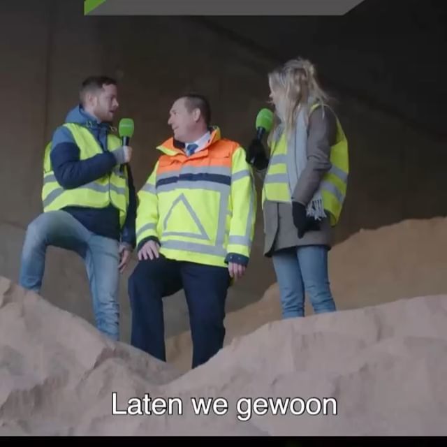 dumpert's tweet image. 🌨❄️⛄️ @sylvana en @rhvl88 gaan mee met de gladheidbestrijding van @rijkswaterstaat #keiglad #linkinbio #zout #strooien #glad #sneeuw Bekijk video:bit.ly/2tsklmF