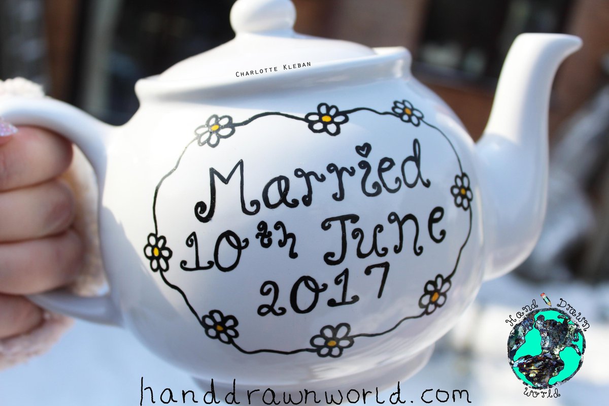 HandDrawnWorld_'s tweet image. #Tea and (#Wedding) cake…The perfect combination! 

Personalised #WeddingDay #teapot with the couple’s names on one side and the wedding date and year on the other 💕

Shop: etsy.com/uk/listing/576…

#weddingdaychat #brumhour #handmadehour