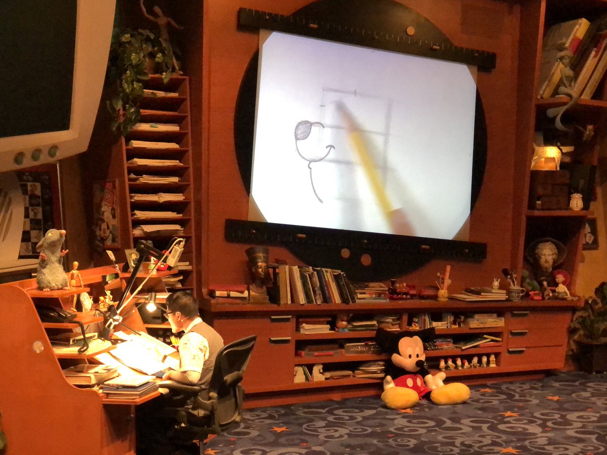 PAWSTV174's tweet photo. Learning how to draw Pooh! #DisneyYES #collsLA19 @CollsArt https://t.co/5z6yP8bgJR